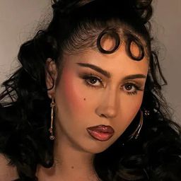 卡莉烏奇 飾演 Self