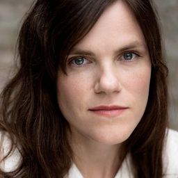 Fritzi Haberlandt 飾演 Ernestine