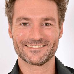 Michaël Maïnö 飾演 Le sous-directeur de l'auditorium