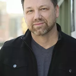 Jeffrey Hanson 飾演 Conductor