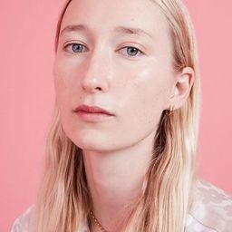 Anna Cordell 飾演 Gloria Sparks