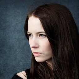 Thora Bjorg Helga 飾演 