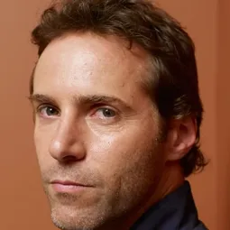 亞力山卓·尼瓦拉 飾演 