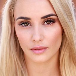 Laura Clare James 飾演 Laura James