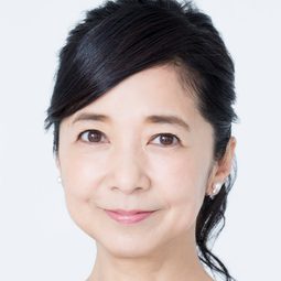 宮崎美子  飾演 Tomoko Mikami