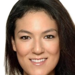 Joanna Numata 飾演 Alpha Female