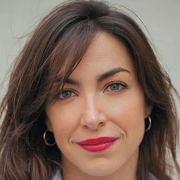 Alexandra Franchi 飾演 La journaliste