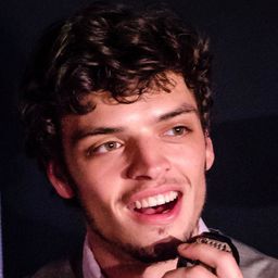 Chris Modrzynski 飾演 Dean