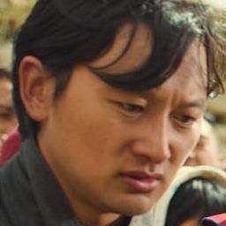 Tandin Sonam 飾演 Atsara