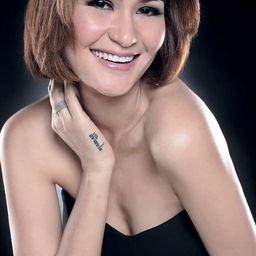 Rima Melati Adams 飾演 Arial's Mother