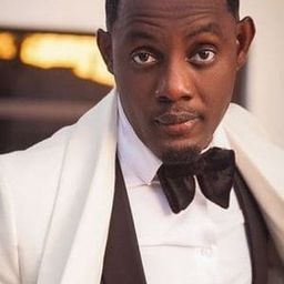 阿優·馬昆 飾演 Lecturer