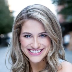 Kailey Hyman - 隱閉中年演員 飾演Barb