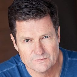 Dean Denton 飾演 Captain Sisson