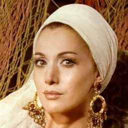 Violeta Andrei 飾演 Delia Dragomirescu