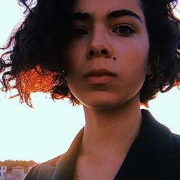 Elia 飾演 Herself - singer