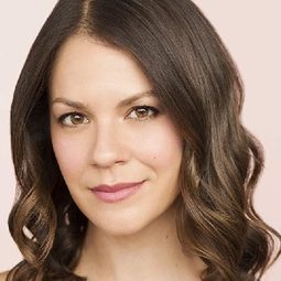 Erin Fritch - 沙發上的母親演員 飾演Suicide Hotline (voice)