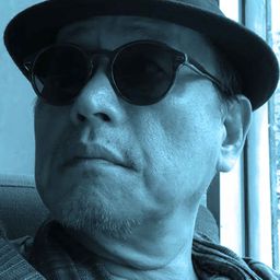 Richard Oh 飾演 Guru