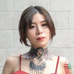 Ai Qiu 飾演 Uncredited
