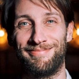 Romain Protat 飾演 Figurant dans le bar