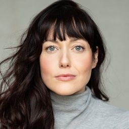 Holly Gauthier-Frankel 飾演 Rose