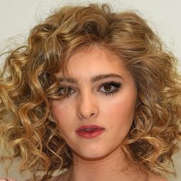 薇洛·希爾斯 - 飢餓遊戲2：星火燎原 演員 飾演Primrose Everdeen