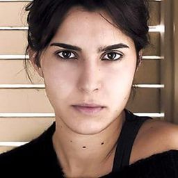 Agustina Muñoz 飾演 Elena (40)