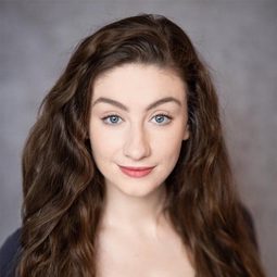 Amber Doig-Thorne 飾演 Alice