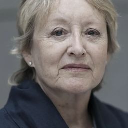 Yvonne Blake 飾演 Self