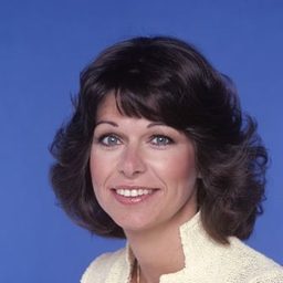 Caroline McWilliams 飾演 Carrie