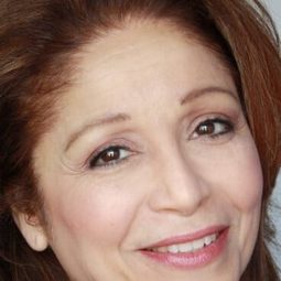 Sonia Iris Lozada 飾演 Hester Rodriguez