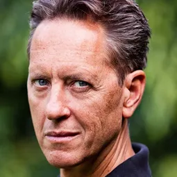 理查格蘭特 飾演 Director Fowler