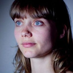 Simone van Bennekom 飾演 Anna