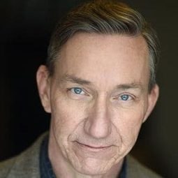 Alexander Cook - 滯留生演員 飾演Priest / Bartender