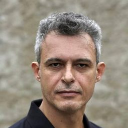 Flávio Rocha 飾演 Coronel Venâncio