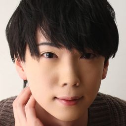 重松千晴 飾演 Mayoi Ayase (voice)