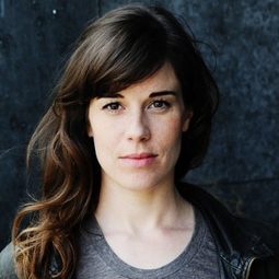 安妮·薛佛 - 談談天氣演員 飾演Clara