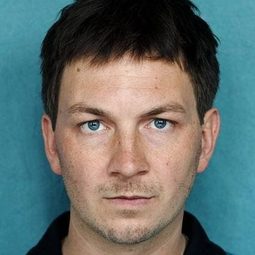 Johannes Kienast 飾演 Hugo