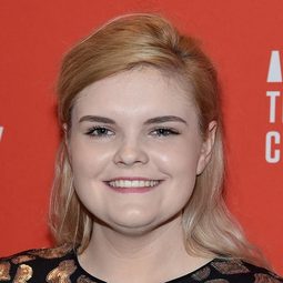 Gaby French 飾演 Seamstress