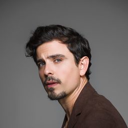 豪爾赫·路易斯·莫雷諾 飾演 Joel