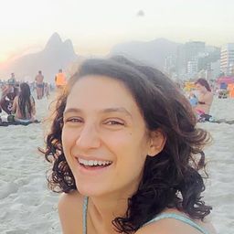 Ciara Ní Longaigh 飾演 Journalist