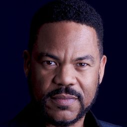 Craig Thomas - 啟動原始碼演員 飾演Gold Watch Executive