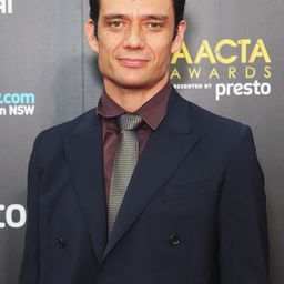 Benjamin Winspear 飾演 Peter Anderson