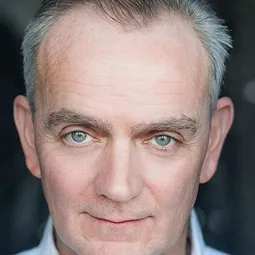 Nicholas Murchie 飾演 Bus Conductor