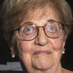 María Luisa Solá 飾演 Madre (voice)