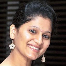 Jyoti Malshe 飾演 Vinayak's Mother