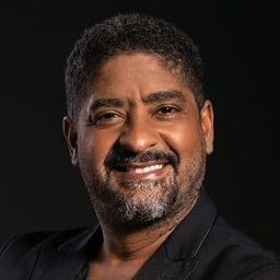 Raúl Rosário 飾演 Matias