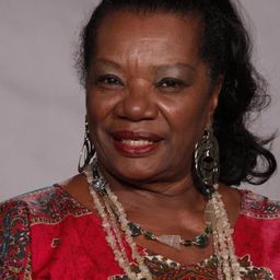 Neuza Borges 飾演 Dona Espir