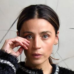 伊爾絲·薩拉斯 飾演 Isabel