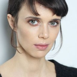 Anne Bolik 飾演 Junkie-Mädchen