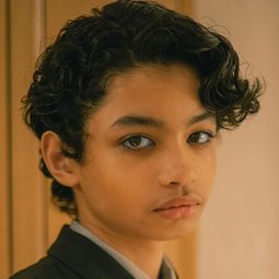 阿里·菲克里 - 搏命生死限演員 飾演Gaspar Kecil